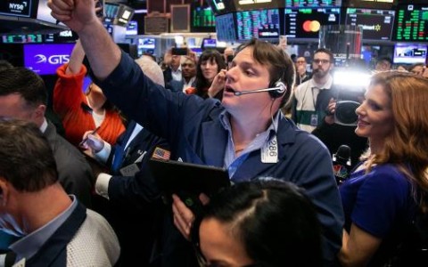 现金浪潮：战争与利率上升如何催生股票回购热潮
